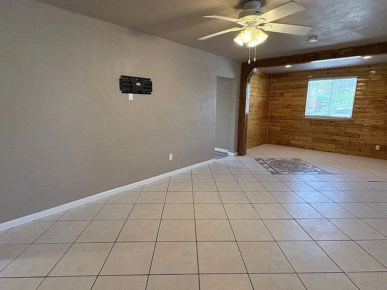 1607 W Walnut St — Photo 4