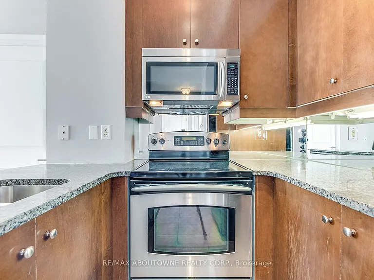 18 Yorkville Ave #3204 — Photo 17