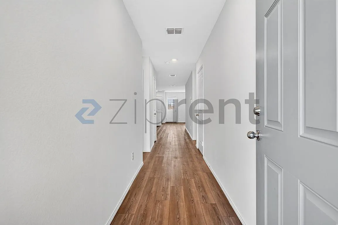 3 bed, 1257 sqft, $1,995 — Photo 4
