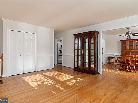 5th image of 512 Williamsburg Ln