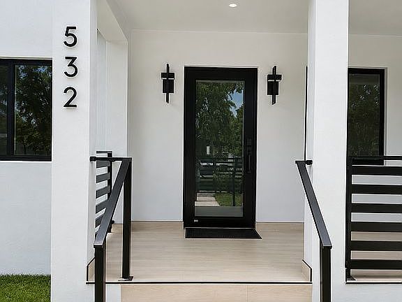5th image of 532 SW 44th Ave