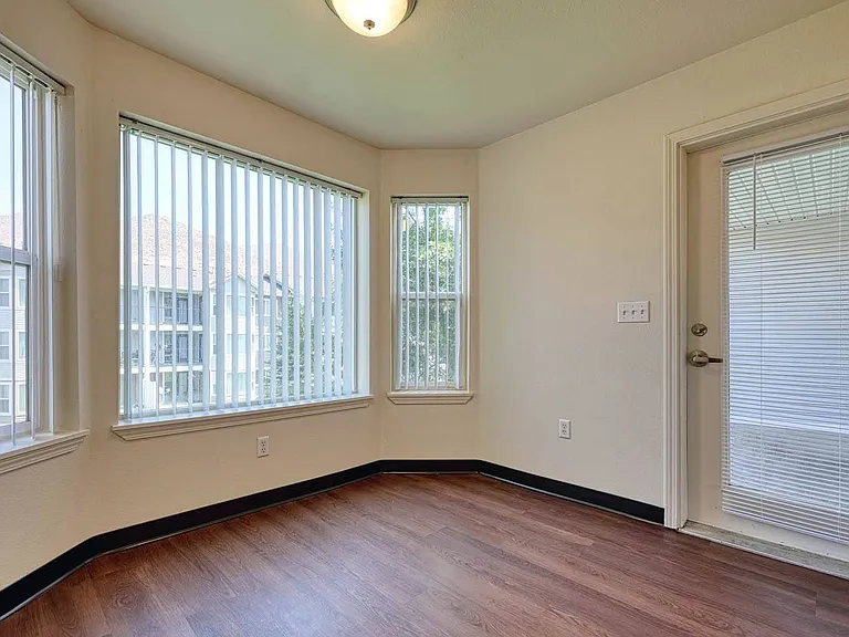 Balmoral Apartments — Photo 18