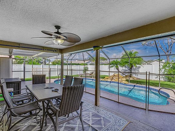 5th image of 372 Lake Victoria Cir