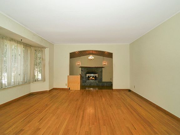 4th image of 92 Cornell Dr