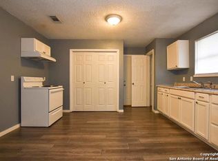 208 N Bright Dr, Devine, TX 78016