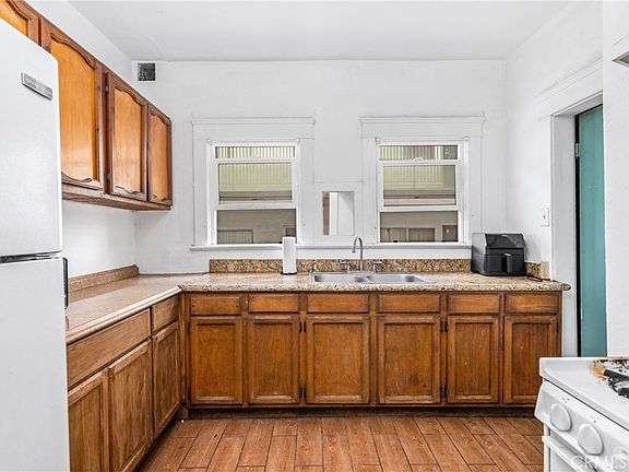 5th image of 1102 W 18th St