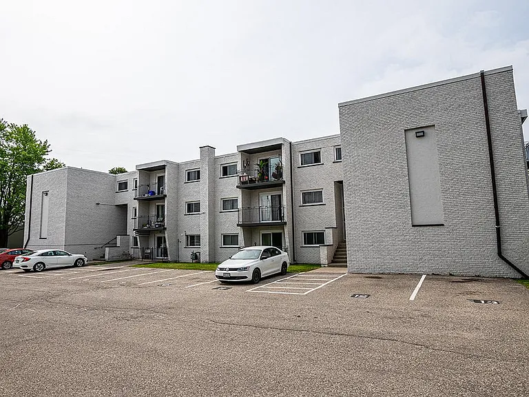 500 Glenelm Cres — Photo 17