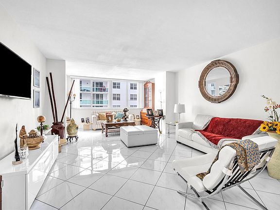 4th image of 5005 Collins Avenue #1109