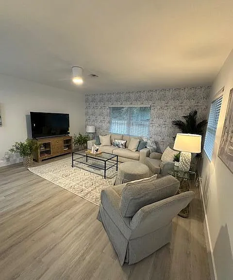 522 Eastwind Dr — Photo 3