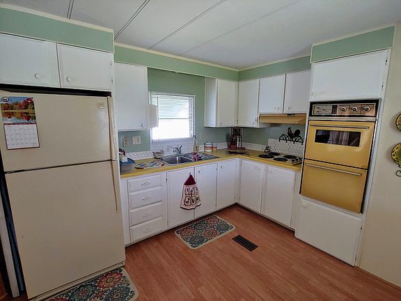 2nd image of 30 Poinsettia Dr