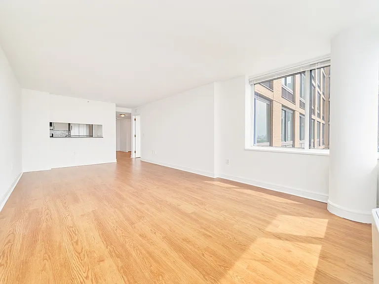 160 Riverside Blvd #16H — Photo 5