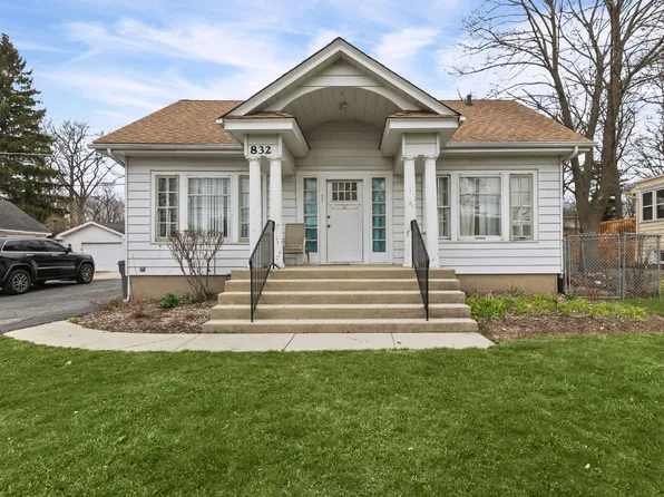 832 Bode Rd, Elgin, IL 60120