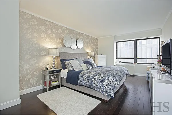 Sold by R New York | media 9