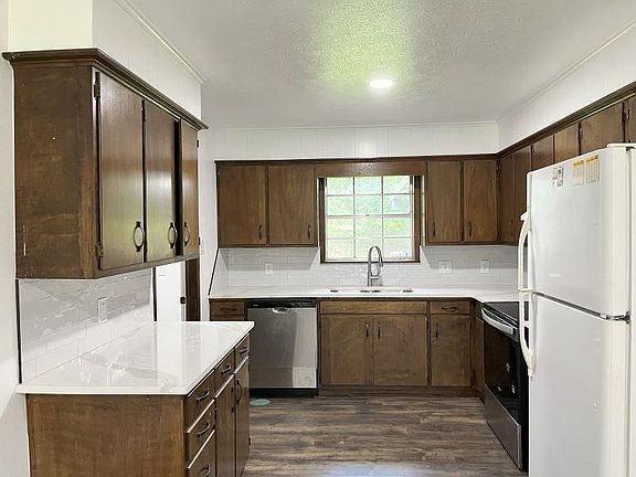 3rd image of 104 Iris Cir