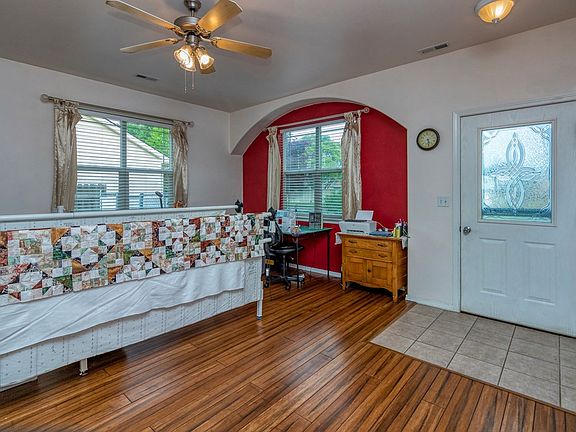 4th image of 853 Wellington Ave