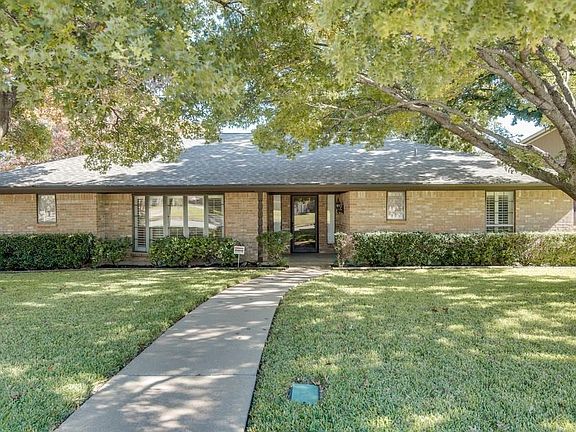 Side walk from the street to the front door