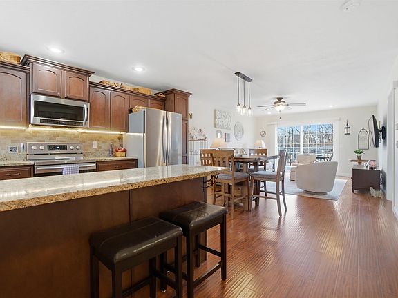 5th image of 652 Bittersweet Ave