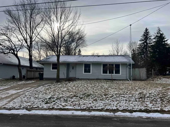 531 North St, Waupaca, WI 54981