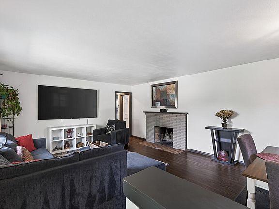 4th image of 4324 Queen Ave N