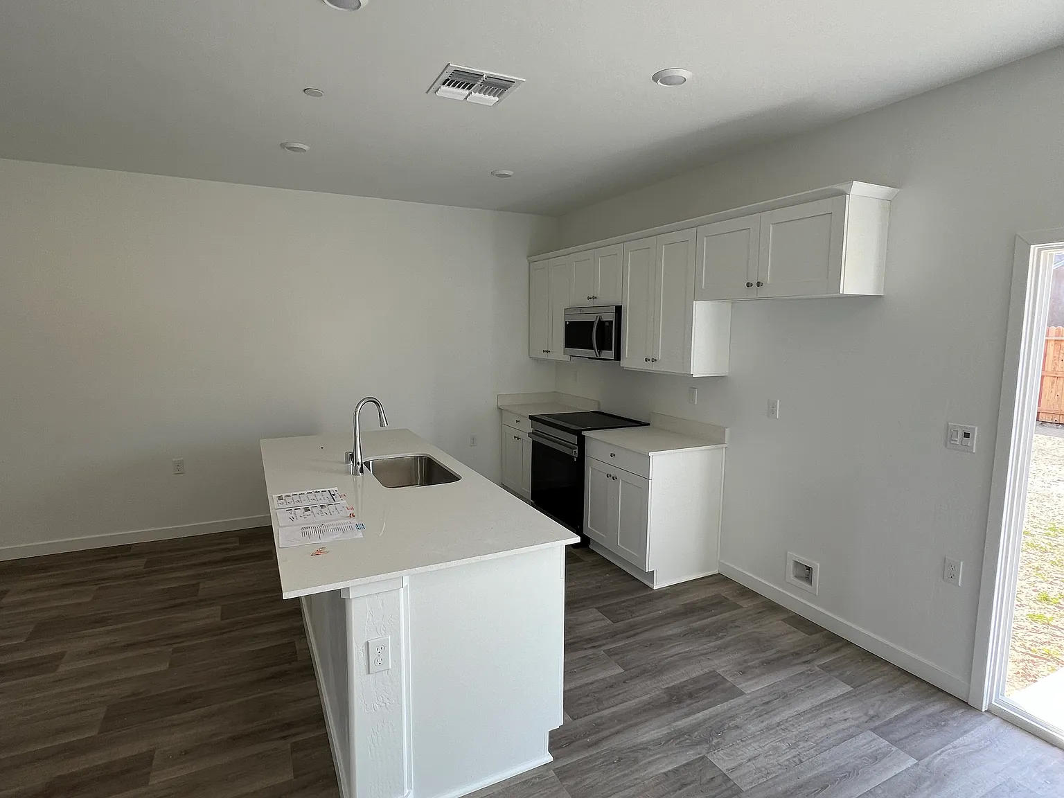 3 bed, 1341 sqft, $2,390 — Photo 3