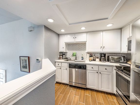 3rd image of 1500 Woodlawn Blvd APT 4