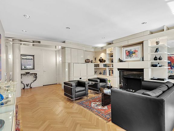 3rd image of 17 W 54th St APT 9C