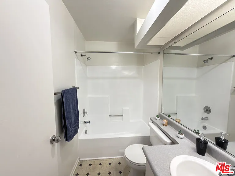 326 S Manhattan Pl #104 — Photo 6
