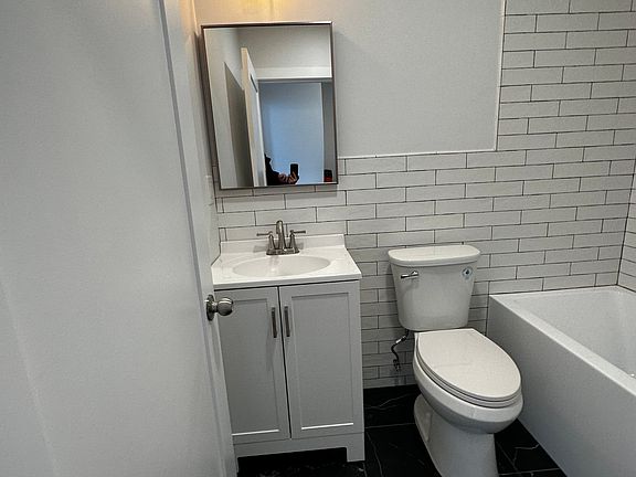 4th image of 19 Saint Pauls Ave APT 3