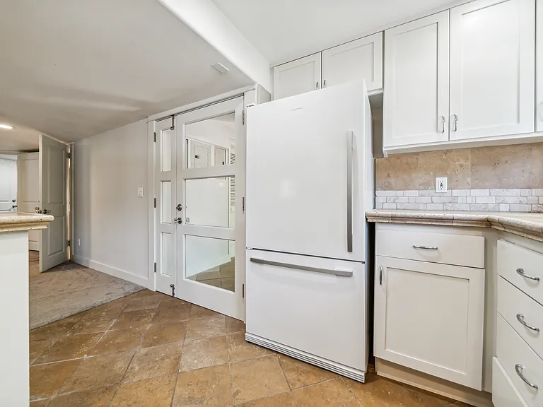 1860 SW High St #2 — Photo 11