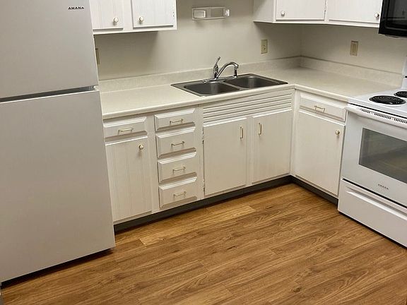 2nd image of 2700 E Washington St APT 9