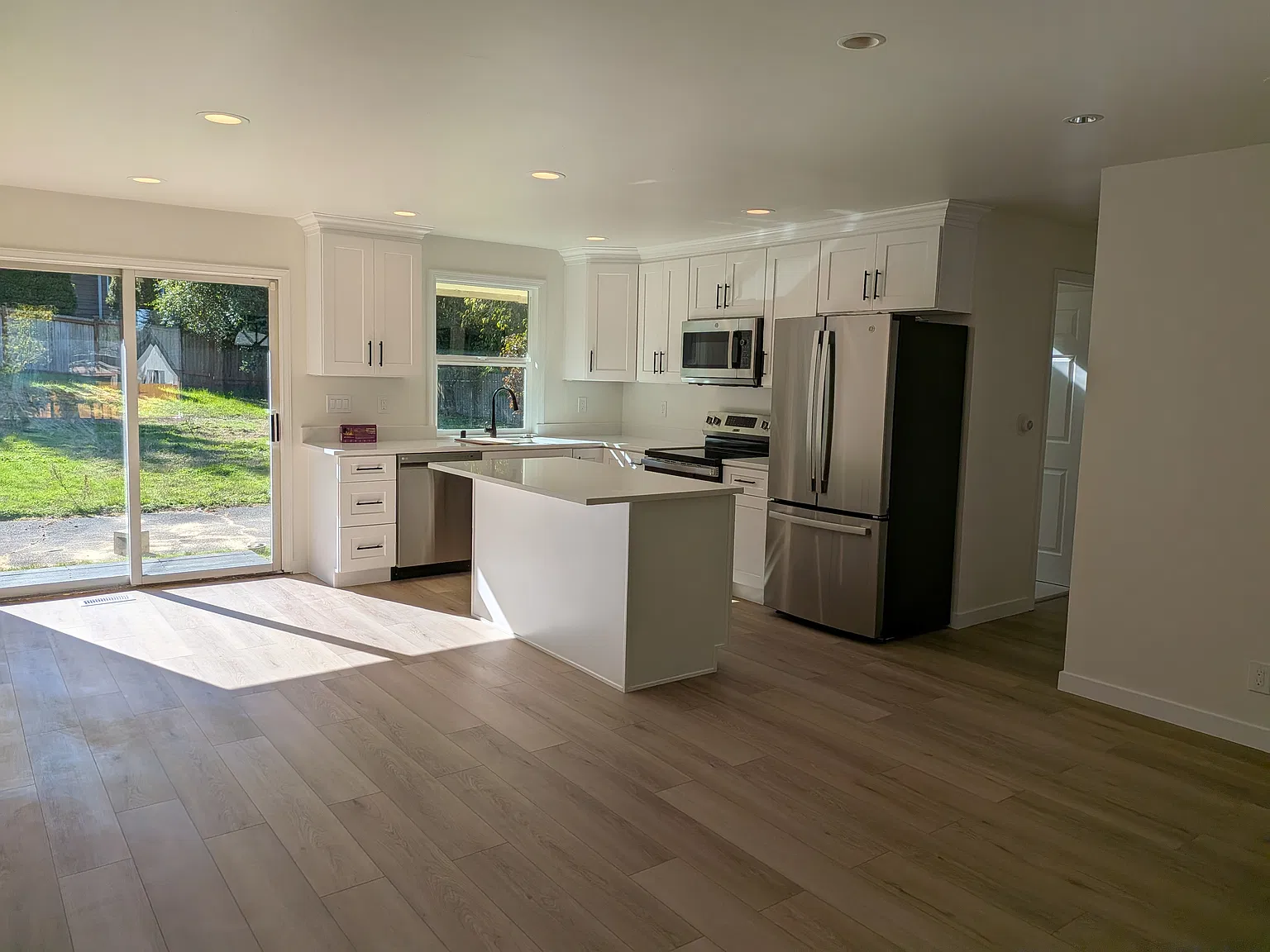 3 bed, 1150 sqft, $3,150 — Photo 2