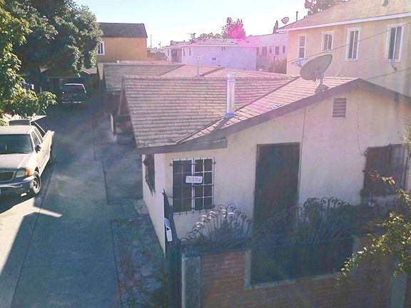 2nd image of 810 W 42nd Pl