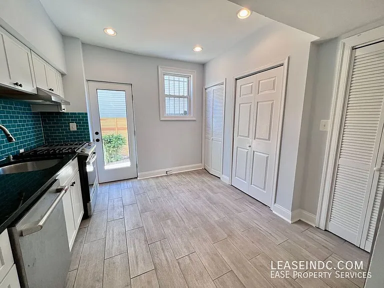 342 Elm St NW — Photo 8