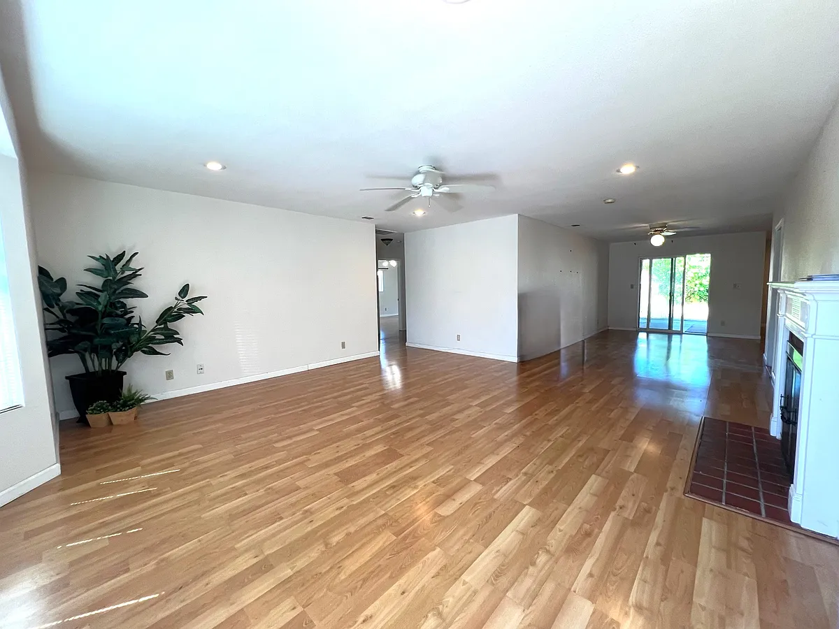 Building Photo - 2400 Geraldine Dr