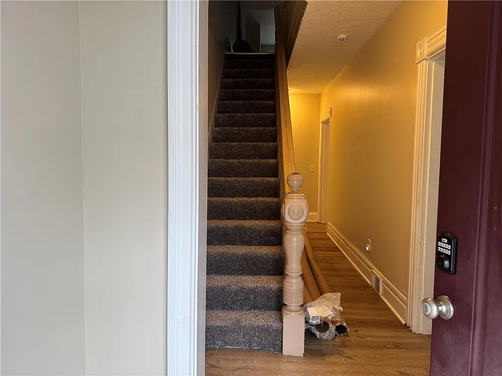 4 bed, 1.5 bath, 2606 sqft, $1,800 — Photo 3
