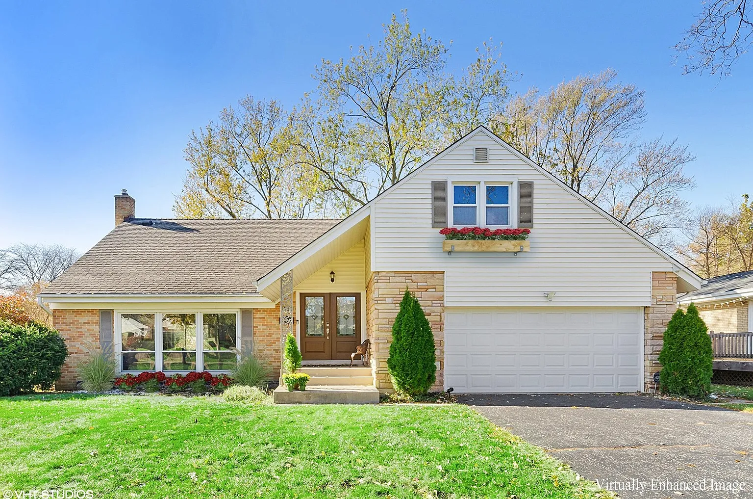 880 Huckleberry Ln photo 1
