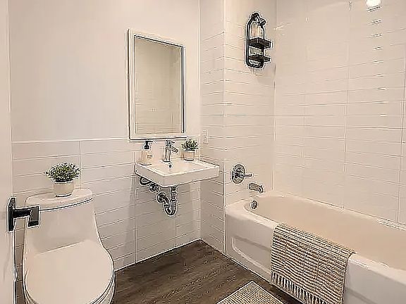 5th image of 368 Shepherd Ave #611A