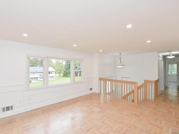 5th image of 11 Castle Dr