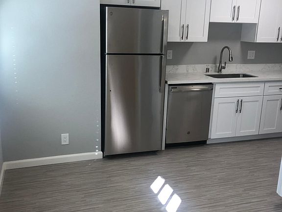 4th image of 487 Waverley St