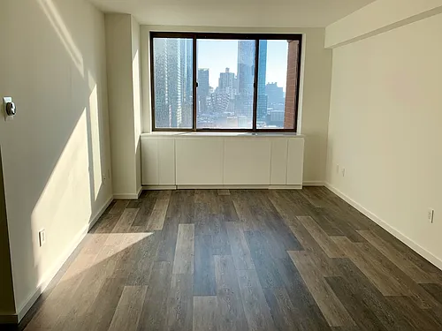 520 W 43rd St Photo 1