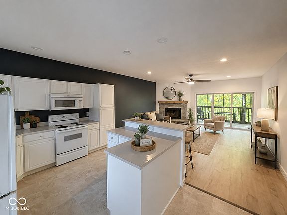 4th image of 9640 S Bay Pointe Ct #11