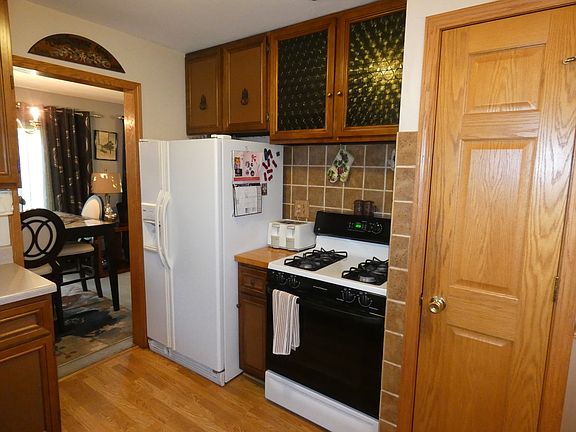 5th image of 629 Armitage Ave