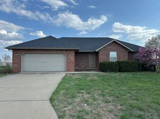 1216 E Chesapeake Dr, Ozark, MO 65721