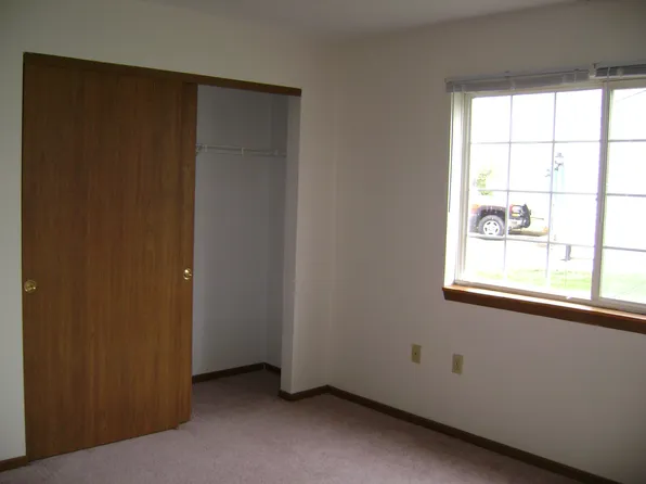 2026 Cliff Alex Ct S APT D, Waukesha, WI 53189