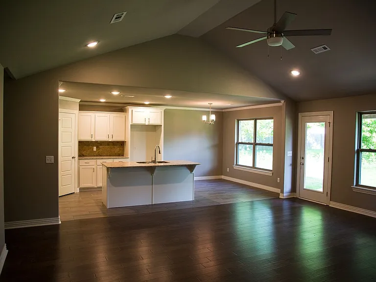 806 SW Cabriolet St — Photo 3
