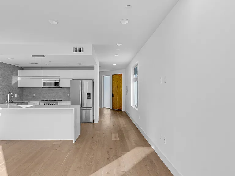 2000 N Beachwood Dr #101 — Photo 8