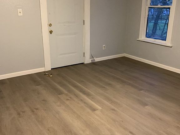 4th image of 160 E Chapin St