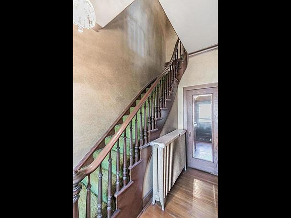 4th image of 114 Jessamine Ave W
