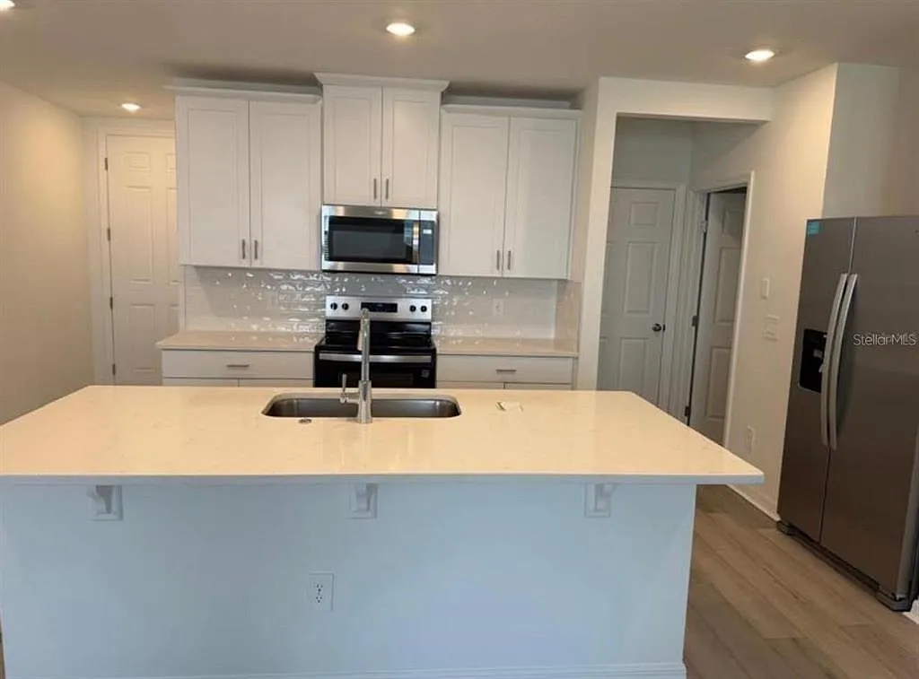 3 bed, 2.5 bath, 1566 sqft, $2,400 — Photo 2