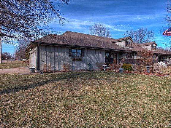 4th image of 2401 Village Ln